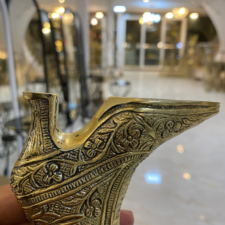 دکوری برنجی طرح کفش هندی لوکس و ظریف با نقشبرجستهها و قلمزنی دستساز متالوکس