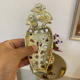 دکوری برنجی مدل دیوارکوب ۳ گل هندی لوکس و تزیینی با قلمزنی دستساز متالوکس