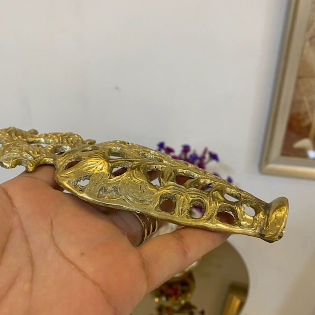 دکوری برنجی مدل دیوارکوب ۳ گل هندی لوکس و تزیینی با قلمزنی دستساز متالوکس