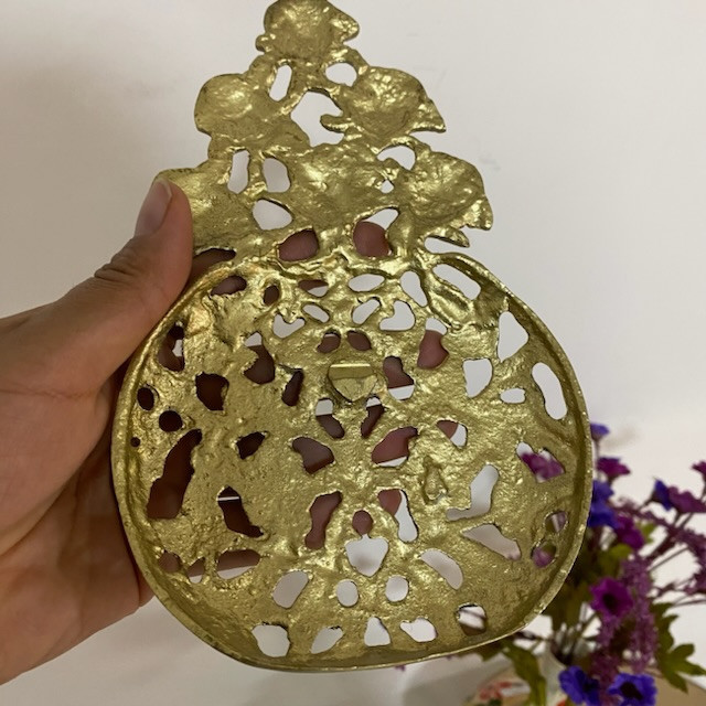 گلدان برنجی دیواری گرد با طراحی ظریف ۵ گل