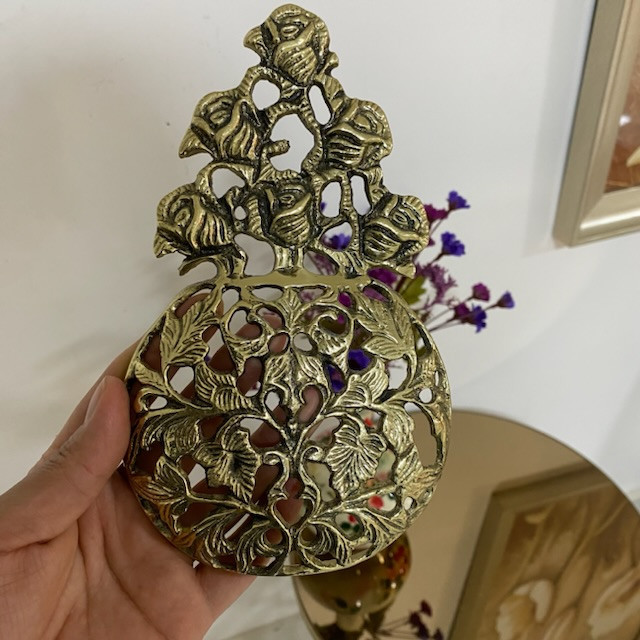 گلدان برنجی دیواری گرد با طراحی ظریف ۵ گل