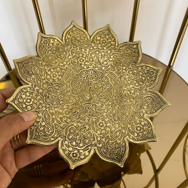 پیش دست طرح طاووس برنجی هندی لوکس و ظریف با قلمزنی دستساز متالوکس