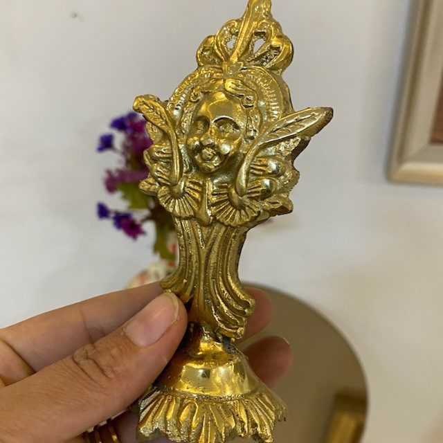 مجسمه دکوری برنجی مدل استند رخ هندی مدرن و لوکس با خطوط انتزاعی صورت سوار بر پایه دکوراتیو با صقلکاری زرین متالوکس