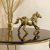 مجسمه دکوری اسب کوچک زین دار برنجی طلایی هندی لوکس با جزئیات دقیق زین و یراقآلات، فیگور مقتدر و صقلکاری زرین متالوکس بر روی میز