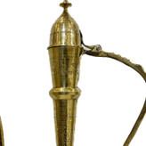 دکوری گلاب پاش دسته دار برنجی هندی لوکس با لوله باریک انحنادار، نقوش حکاکیشده دستساز، پایه اعیانی و صقلکاری زرین متالوکس بر روی میز