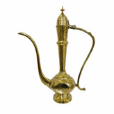 دکوری گلاب پاش دسته دار برنجی هندی لوکس با لوله باریک انحنادار، نقوش حکاکیشده دستساز، پایه اعیانی و صقلکاری زرین متالوکس بر روی میز