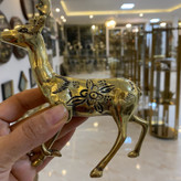 مجسمه دکوری گوزن ایستاده طرح دار برنجی هندی لوکس با شاخهای بلند منشعب، حکاکیهای اسلیمی روی بدنه و صقلکاری زرین متالوکس