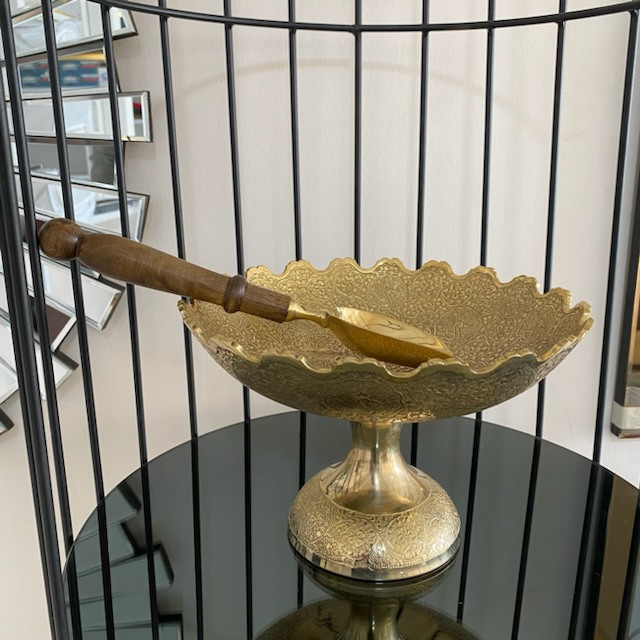 قاشق آجیل دسته چوبی طلایی برنجی هندی لوکس با کفه عمیق طلایی، دسته چوبی باکیفیت و خوشدست و صقلکاری زرین متالوکس بر روی ظرف آجیل پذیرایی