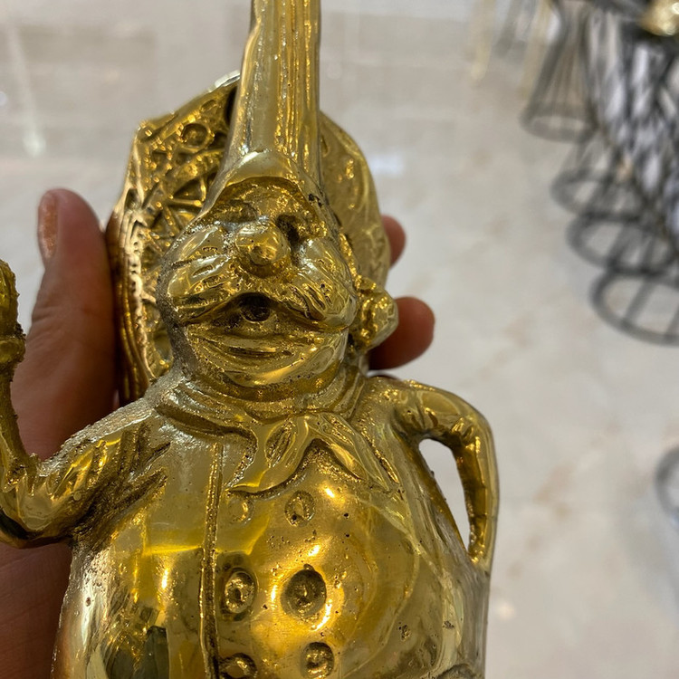 دکوری برنجی مدل جاقاشقی سرآشپز هندی لوکس با فیگور متبسم آشپز با کلاه مخصوص، محفظه ایستاده قاشق و چنگال و صقلکاری زرین متالوکس بر روی میز ناهارخوری