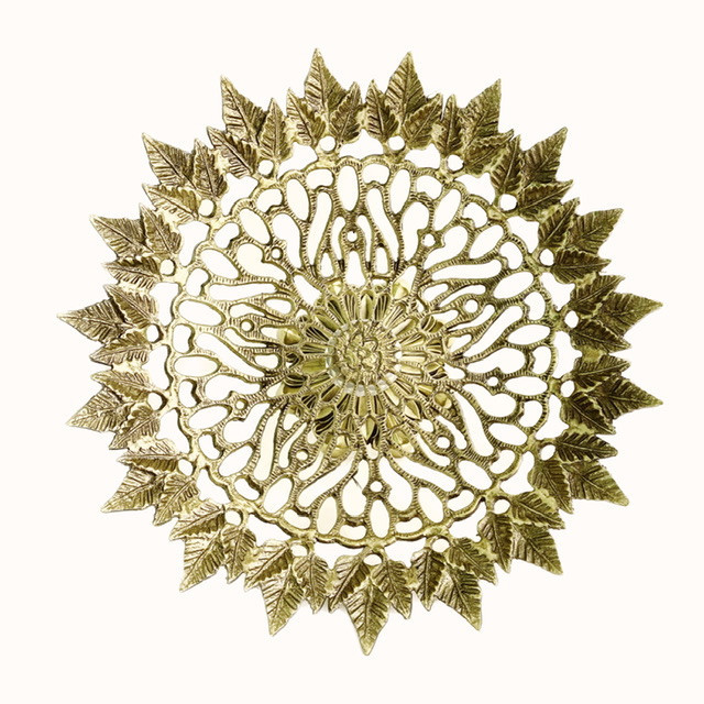 میوه خوری گلبرگ برنجی طلایی هندی لوکس با انحنای ظریف گلبرگها، پایه سنگین برنجی و صقلکاری آینهای متالوکس بر روی میز پذیرایی