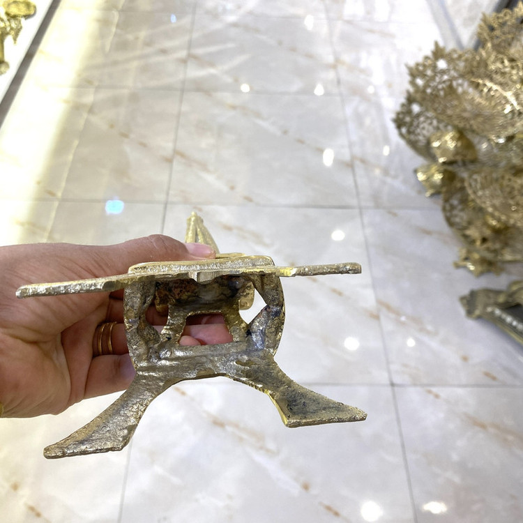 مجسمه دکوری برنجی مدل برج ایفل هندی لوکس با جزئیات مشبککاری شده و صقلکاری زرین متالوکس در چیدمان دکوراسیون