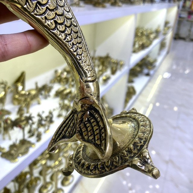 مجسمه دلفین پایه دار برنجی طلایی هندی لوکس در حال جهش سوار بر پایه دکوراتیو با خطوط آناتومیک ظریف و صقلکاری زرین متالوکس