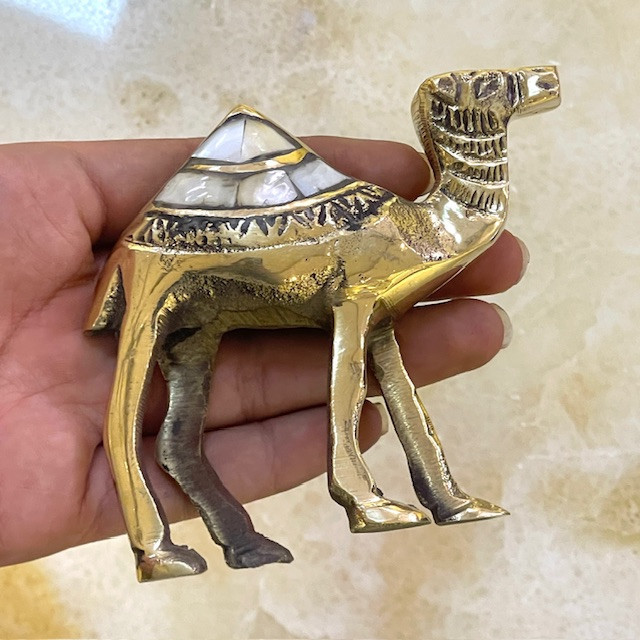 مجسمه شتر صدفکاری برنجی طلایی هندی لوکس با تکههای صدف طبیعی معرقکاری شده روی بدنه، مهار پرکار و صقلکاری زرین متالوکس