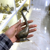 دو عدد مجسمه درنا سیاه قلم پاکستانی برنجی دستساز روی پایه منقش در دکوراسیون داخلی
