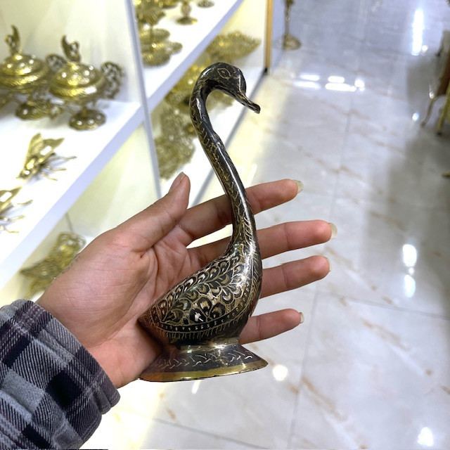 دو عدد مجسمه درنا سیاه قلم پاکستانی برنجی دستساز روی پایه منقش در دکوراسیون داخلی