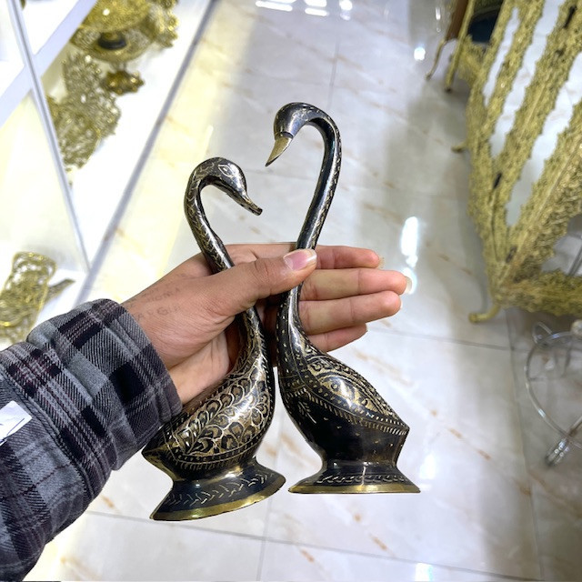 دو عدد مجسمه درنا سیاه قلم پاکستانی برنجی دستساز روی پایه منقش در دکوراسیون داخلی