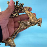 دو عدد مجسمه استند گوزن خالدار برنجی هندی دستساز روی پایه منقش در دکوراسیون داخلی