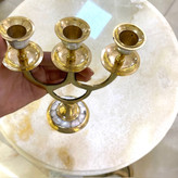 جاشمعی صدفکاری سه شعله برنجی هندی لوکس با تکههای صدف طبیعی معرقکاری شده، شاخههای منقش و صقلکاری زرین متالوکس