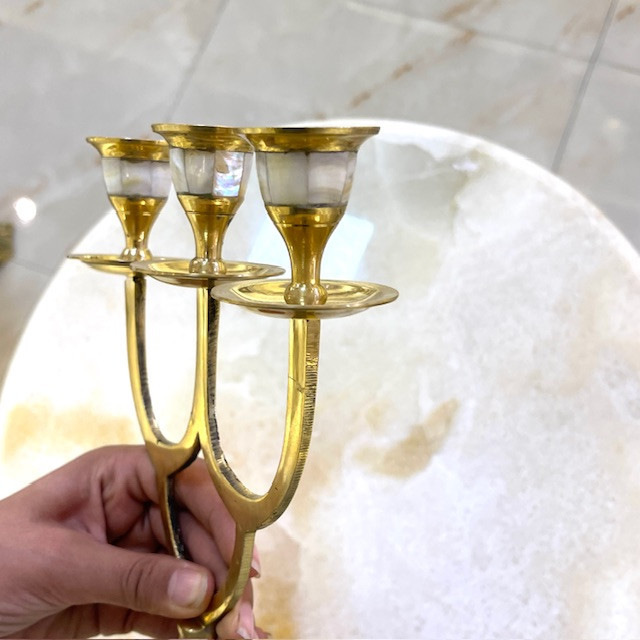 جاشمعی صدفکاری سه شعله برنجی هندی لوکس با تکههای صدف طبیعی معرقکاری شده، شاخههای منقش و صقلکاری زرین متالوکس