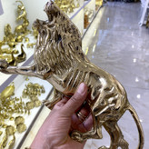 دکوری برنجی مدل شیر طلایی هندی لوکس با یال برجسته و منقش، فیگور ایستاده مقتدرانه و صقلکاری زرین متالوکس