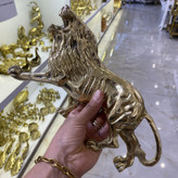 دکوری برنجی مدل شیر طلایی هندی لوکس با یال برجسته و منقش، فیگور ایستاده مقتدرانه و صقلکاری زرین متالوکس