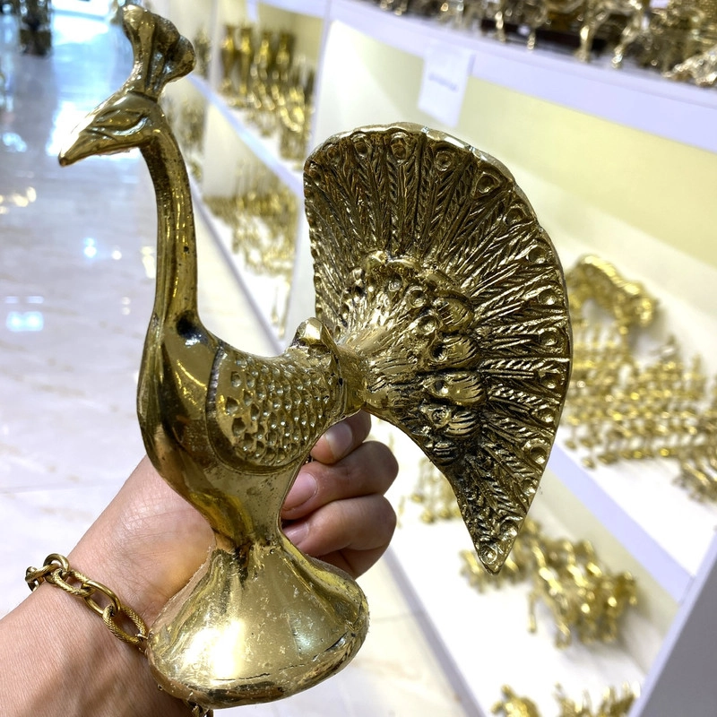 دکوری طاووس دم چتری پایه دار برنجی هندی لوکس با چتر گشوده و حکاکیشده، پایه استوار برنجی و صقلکاری زرین متالوکس