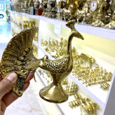 دکوری طاووس دم چتری پایه دار برنجی هندی لوکس با چتر گشوده و حکاکیشده، پایه استوار برنجی و صقلکاری زرین متالوکس