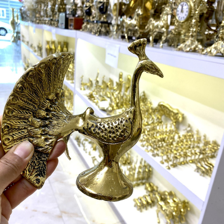 دکوری طاووس دم چتری پایه دار برنجی هندی لوکس با چتر گشوده و حکاکیشده، پایه استوار برنجی و صقلکاری زرین متالوکس