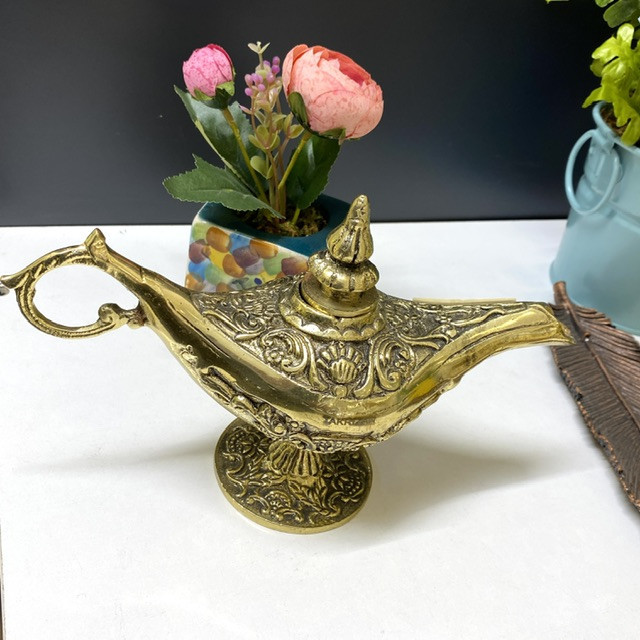 دکوری برنجی طرح چراغ جادو هندی لوکس با حکاکیهای دستی ظریف، دسته قوسدار، درب زنجیردار و صقلکاری زرین متالوکس