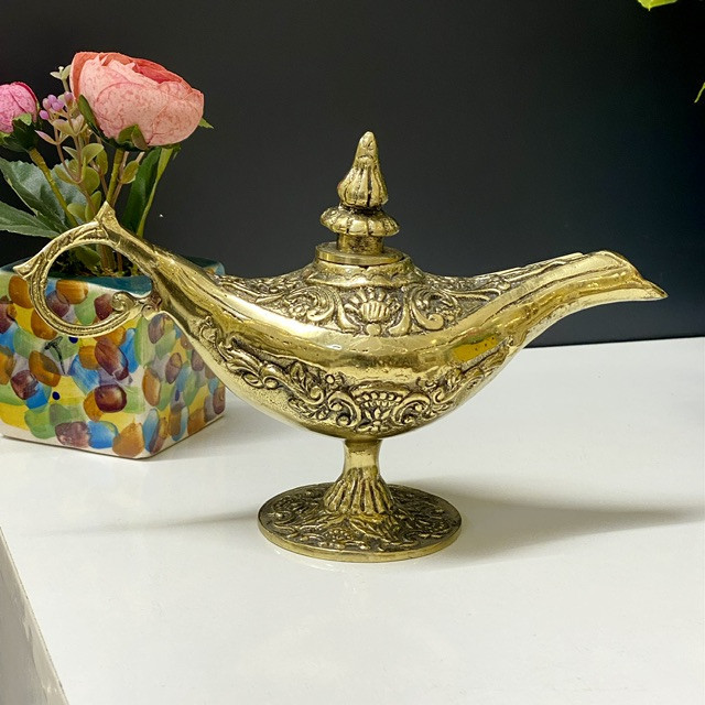 دکوری برنجی طرح چراغ جادو هندی لوکس با حکاکیهای دستی ظریف، دسته قوسدار، درب زنجیردار و صقلکاری زرین متالوکس
