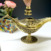 دکوری برنجی طرح چراغ جادو هندی لوکس با حکاکیهای دستی ظریف، دسته قوسدار، درب زنجیردار و صقلکاری زرین متالوکس