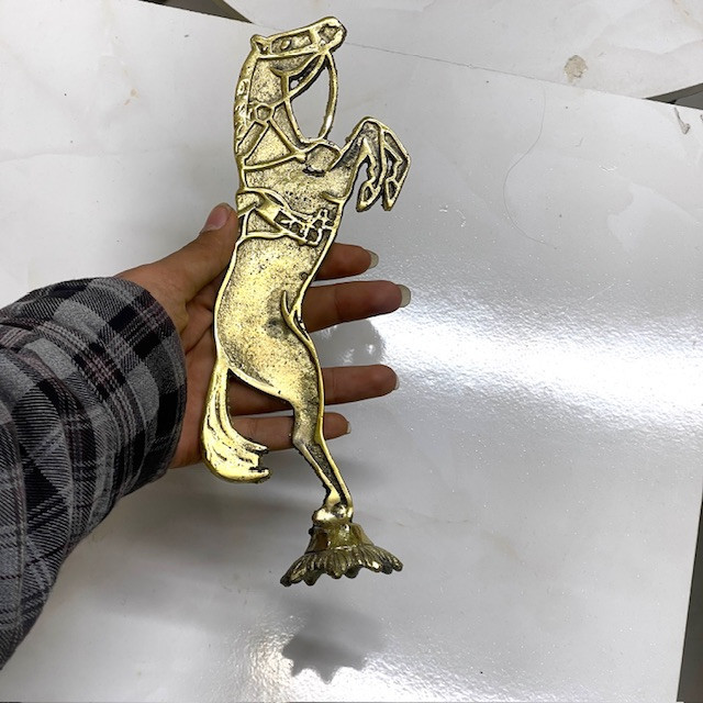 دکوری برنجی مدل اسب ایستاده هندی لوکس با عضلات برجسته، پرداخت آینهای و صقلکاری زرین متالوکس
