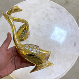 مجسمه درنا صدفکاری برنجی ۳۰ سانتی هندی طلایی با اینلی صدفهای طبیعی بر روی بدنه و صقلکاری زرین متالوکس