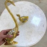 مجسمه درنا صدفکاری برنجی ۳۰ سانتی هندی طلایی با اینلی صدفهای طبیعی بر روی بدنه و صقلکاری زرین متالوکس