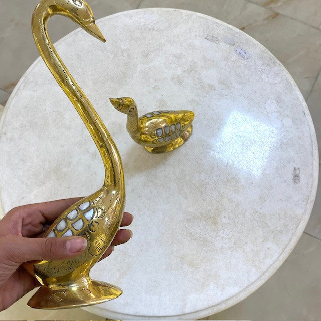 مجسمه درنا صدفکاری برنجی ۳۰ سانتی هندی طلایی با اینلی صدفهای طبیعی بر روی بدنه و صقلکاری زرین متالوکس