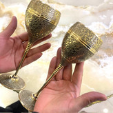 جام طرح طاووس تخم مرغی هندی برنجی لوکس با حکاکی دستی نقش طاووس، بدنه بیضوی و پایه ریختهگری زرین متالوکس
