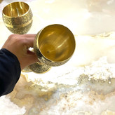 جام طرح طاووس تخم مرغی هندی برنجی لوکس با حکاکی دستی نقش طاووس، بدنه بیضوی و پایه ریختهگری زرین متالوکس