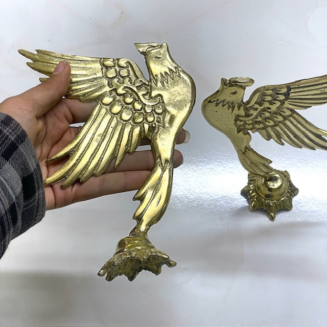دکوری برنجی مدل پرنده هندی لوکس و ظریف با فیگور پویا، حکاکی دستساز بالها و صقلکاری زرین متالوکس