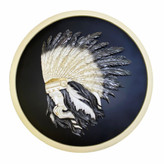 تابلو دیوارکوب بزرگ برنجی با نقش برجسته چهره رئیس سرخپوست و کله اسب اصیل، با پرداخت زرین و سیاه قلم متالوکس