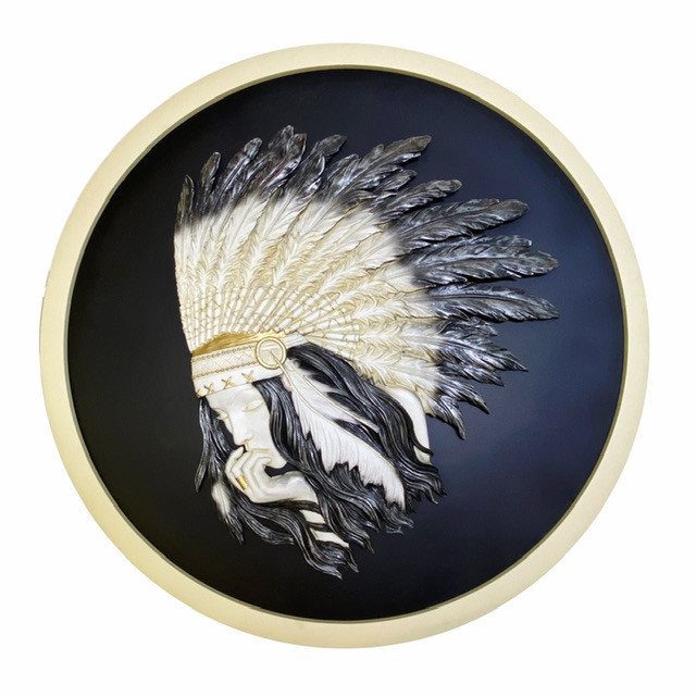 تابلو دیوارکوب بزرگ برنجی با نقش برجسته چهره رئیس سرخپوست و کله اسب اصیل، با پرداخت زرین و سیاه قلم متالوکس