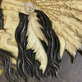 تابلو دیوارکوب بزرگ برنجی با نقش برجسته چهره رئیس سرخپوست و کله اسب اصیل، با پرداخت زرین و سیاه قلم متالوکس