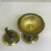 قندان لبه دار کریستال طرح درنا با درب برنجی قلمزنی شده، دستگیره ظریف و پایه برنجی ریختهگری متالوکس