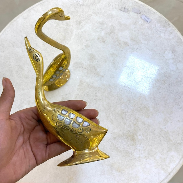 درنا صدفکاری برنجی هندی طلایی لوکس و ظریف با تکهدوزیهای صدف طبیعی و قلمزنیهای دستساز متالوکس