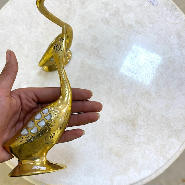 درنا صدفکاری برنجی هندی طلایی لوکس و ظریف با تکهدوزیهای صدف طبیعی و قلمزنیهای دستساز متالوکس