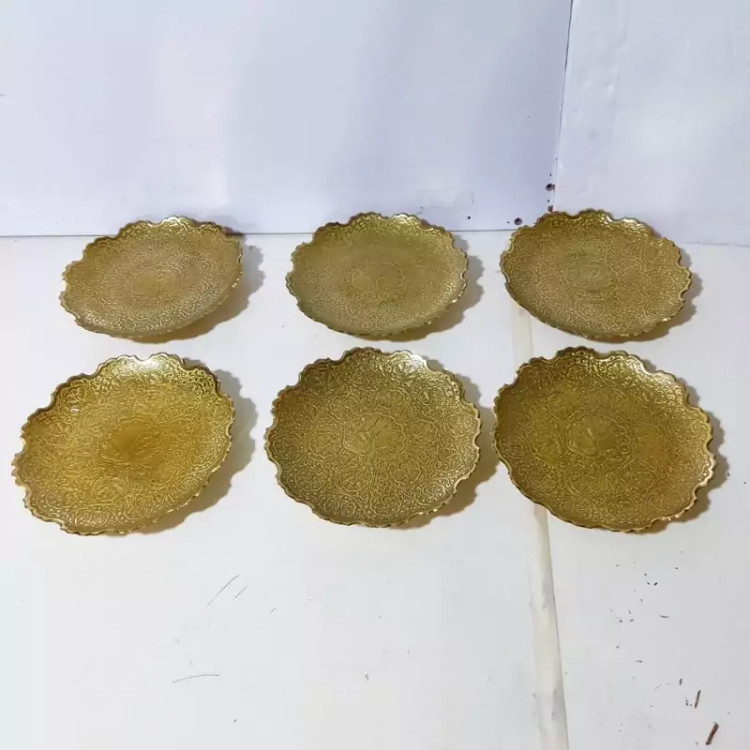 پیش دستی برنجی هندی با طرح طاووس برنزی قلم دست باکیفیت قطر 20 سانت قابل شستشو بسته 1 عددی