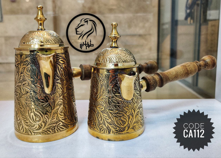 قهوهجوش برنجی دردار با طرح گل برجسته در دو سایز مختلف – دکوریجات لوکس متالوکس مشهد