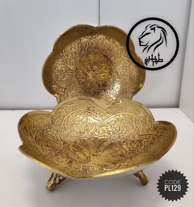 پیاله سهپایه برنجی نفیس با نقشونگار ظریف قلعه و طاووس از مجموعه دکوریجات لوکس متالوکس