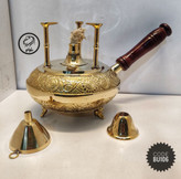پایه وارمر برنجی مدل تپل با طراحی سه پایه پیکانی و دستههای چوبی، ظروف پذیرایی لوکس متالوکس