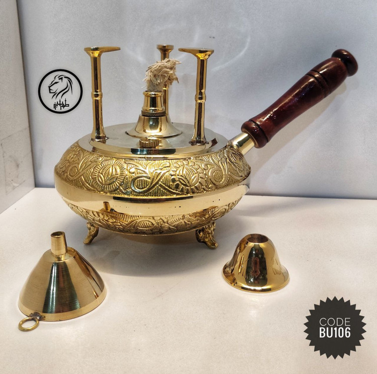 پایه وارمر برنجی مدل تپل با طراحی سه پایه پیکانی و دستههای چوبی، ظروف پذیرایی لوکس متالوکس