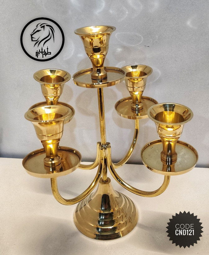 جاشمعی برنجی ۵ شعله با طراحی میلهای کشیده و درخشش طلایی متالاکس.